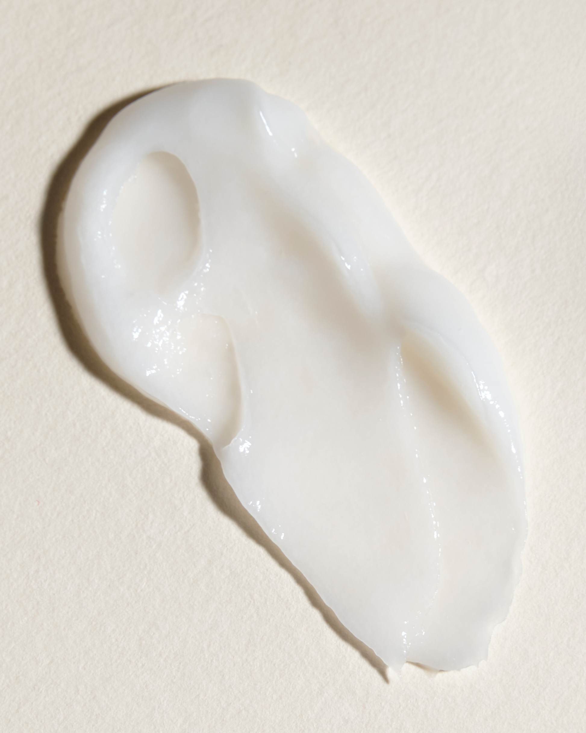 White clay sculpture on a beige background|variant:93-oz,18-oz